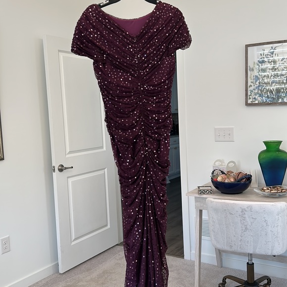 Magnificent Tadashi ruched  and sequins evening gown - Picture 8 of 16